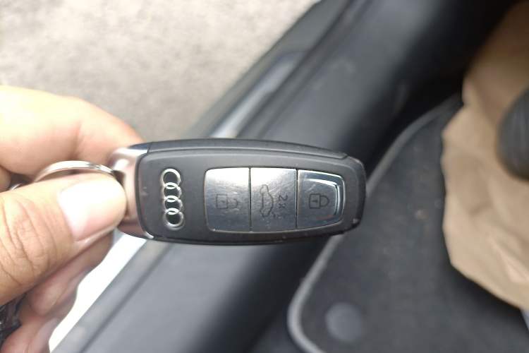 Used Audi A7L 2024 55TFSI quattro S-line Zhiyuan Edition with Obsidian Black Package Vehicle Key