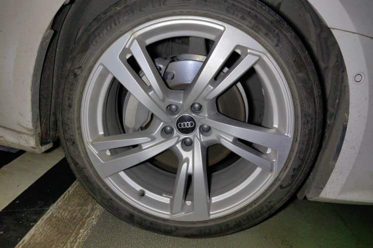 Used Audi A7L 2024 45TFSI quattro S-line Visionary Edition Flow Crystal Package Right Front Wheel Hub