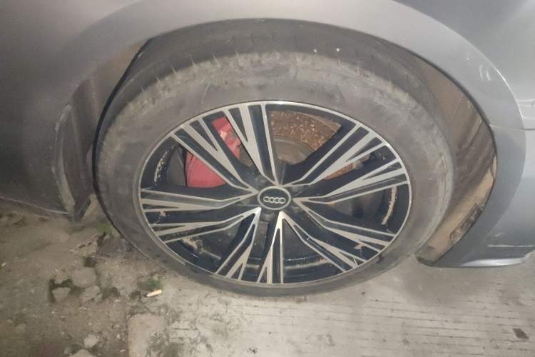 Used Audi A7L 2024 45TFSI S-line Dream-Building Edition Flow Crystal Package Right Front Wheel Hub
