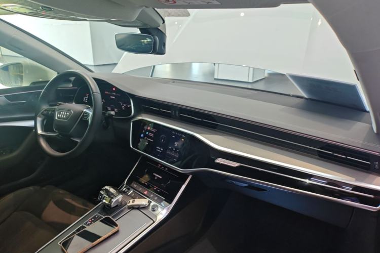Used Audi A7L 2024 45TFSI S-line Dream-Building Edition Flow Crystal Package Center Console