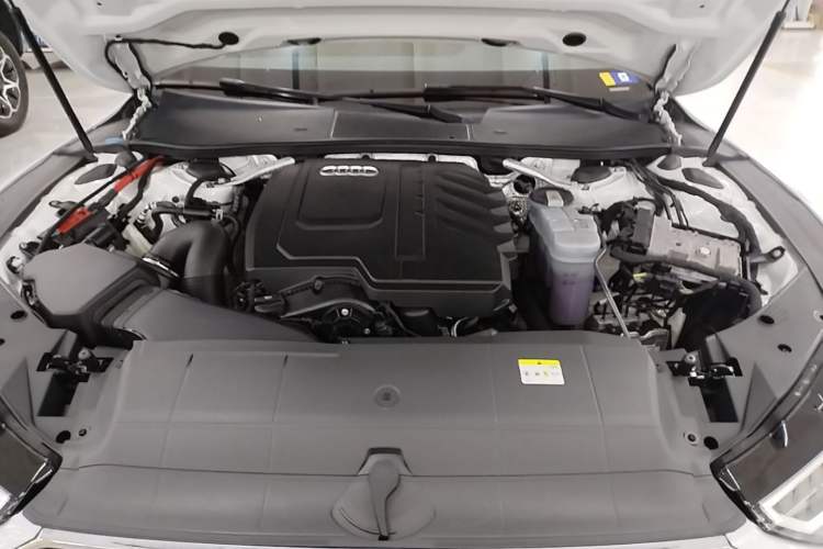 Used Audi A7L 2024 45TFSI S-line Dream-Building Edition Flow Crystal Package Engine Bay