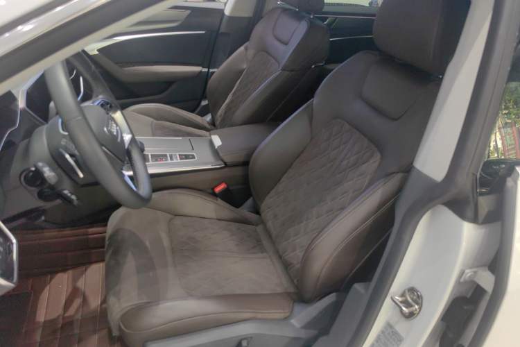 Used Audi A7L 2024 45TFSI quattro S-line Visionary Edition Flow Crystal Package Left Front Seat