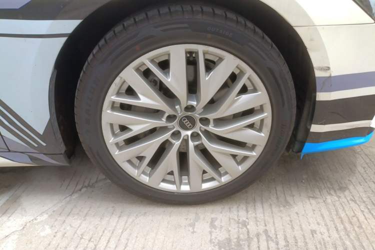 Used Audi A7L 2024 45TFSI S-line Dream-Building Edition Flow Crystal Package Right Front Wheel Hub