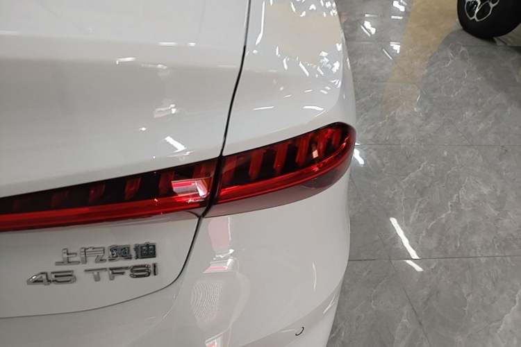 Used Audi A7L 2024 45TFSI S-line Dream-Building Edition Flow Crystal Package Right Rear Taillight