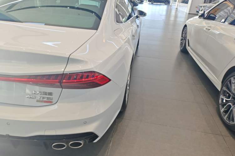 Used Audi A7L 2024 45TFSI S-line Dream-Building Edition Flow Crystal Package Right Rear Taillight