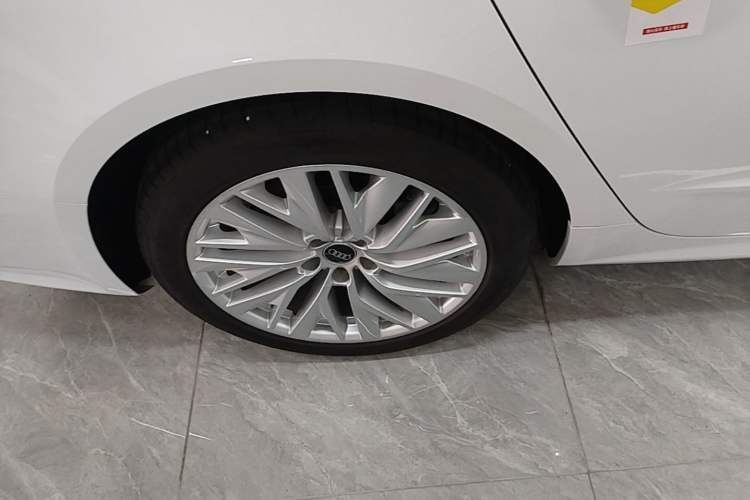 Used Audi A7L 2024 45TFSI S-line Dream-Building Edition Flow Crystal Package Right Rear Wheel Hub