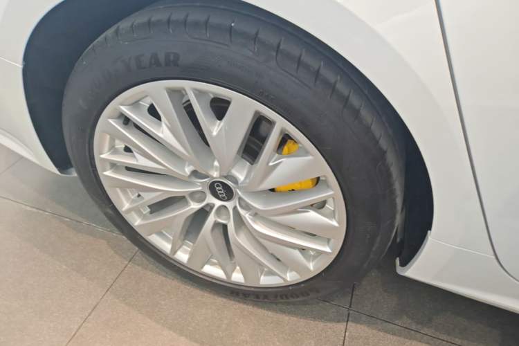 Used Audi A7L 2024 45TFSI S-line Dream-Building Edition Flow Crystal Package Right Rear Wheel Hub