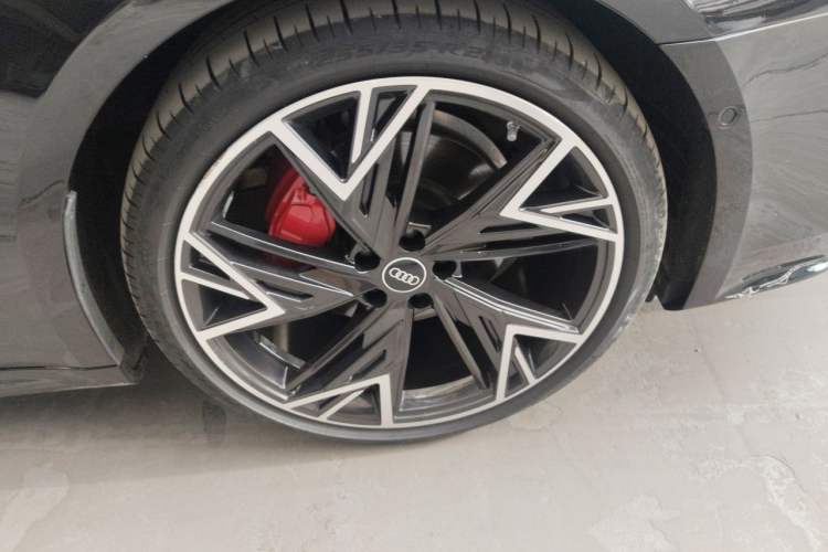 Used Audi A7L 2025 45 TFSI quattro Black Warrior Edition Right Front Wheel Hub