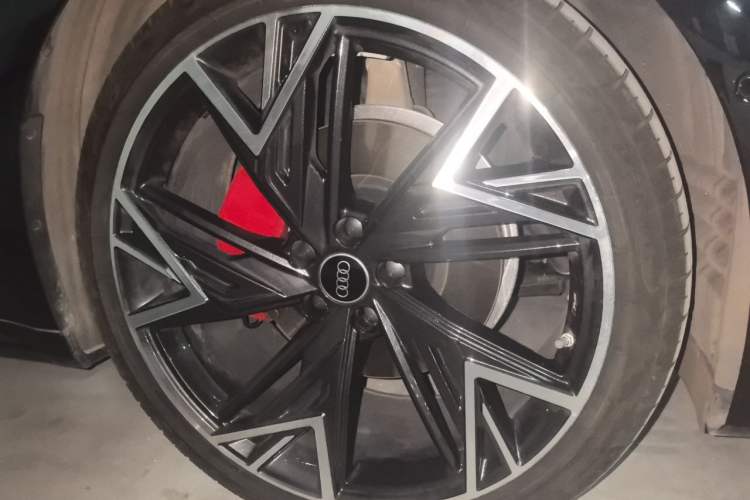 Used Audi A7L 2025 45 TFSI quattro Black Warrior Edition Right Front Wheel Hub