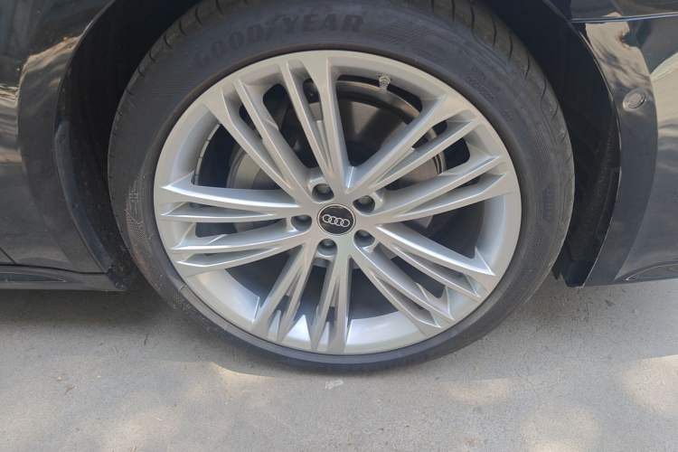 Used Audi A7L 2025 45 TFSI quattro Black Warrior Edition Right Front Wheel Hub
