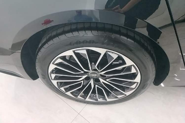 Used Audi A7L 2025 45 TFSI Luxury Edition Right Rear Wheel Hub