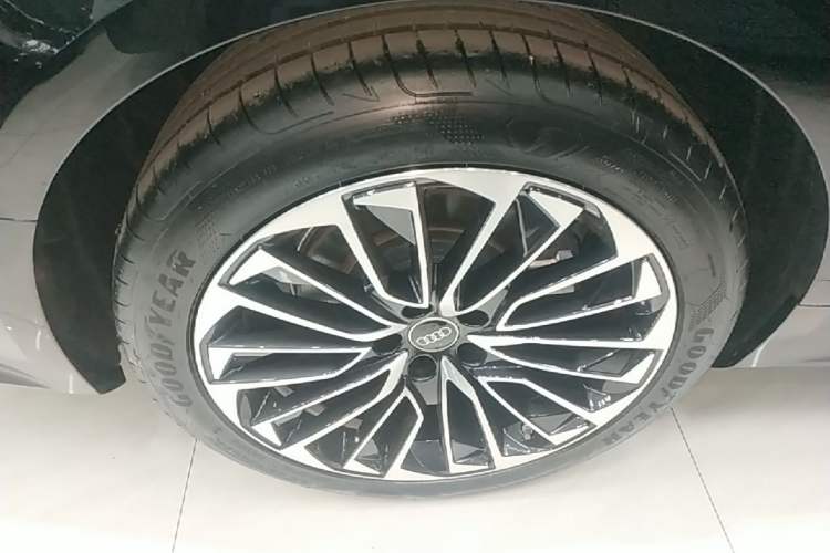 Used Audi A7L 2025 45 TFSI Luxury Edition Right Rear Wheel Hub