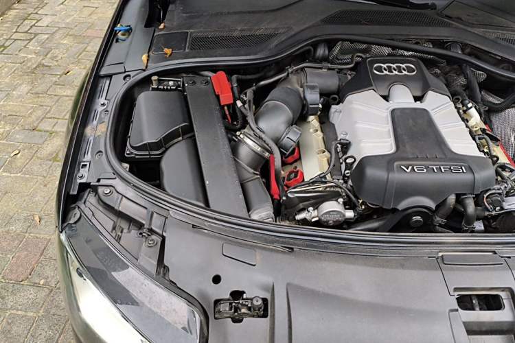 Used Audi A8 2011 A8L 3.0 TFSI quattro Comfort model (213kW) Engine Bay Right