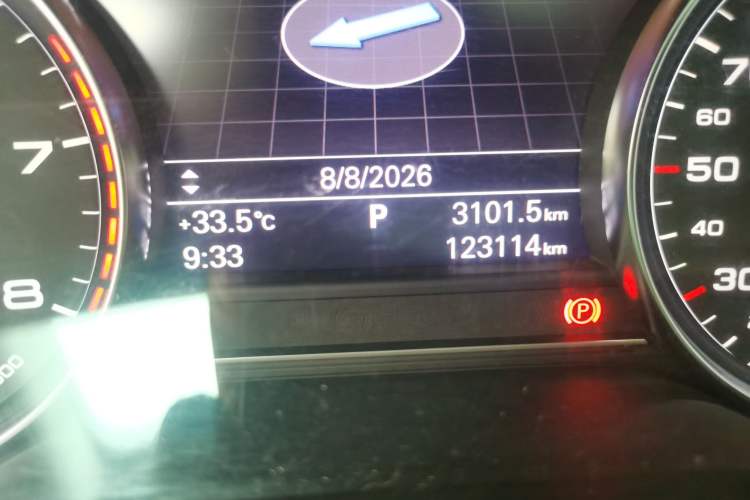 Used Audi A8 2011 A8L 3.0 TFSI quattro Comfort model (213kW) Odometer Close Up
