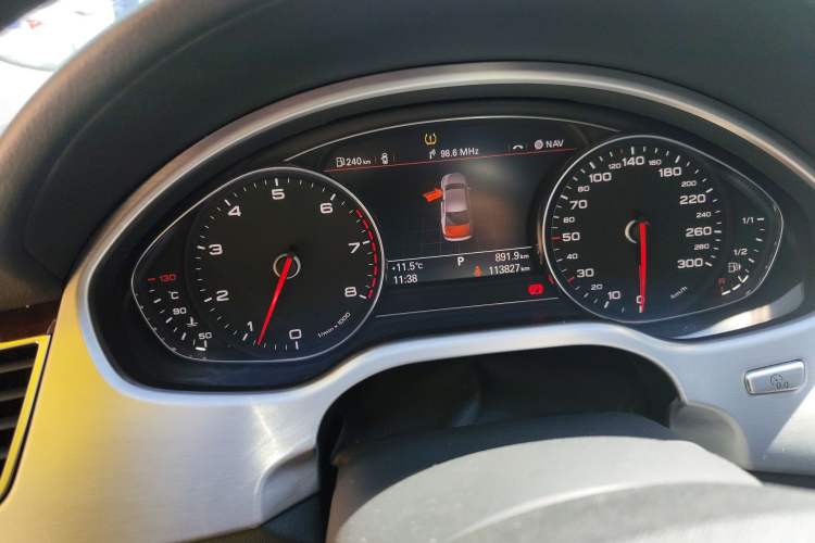 Used Audi A8 2011 A8L 3.0 TFSI quattro Comfort model (213kW) Odometer Close Up