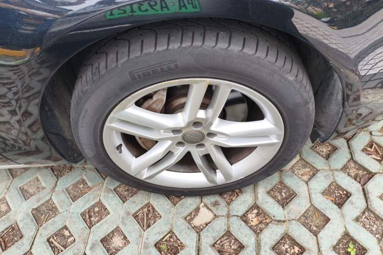 Used Audi A8  Right Front Wheel Hub