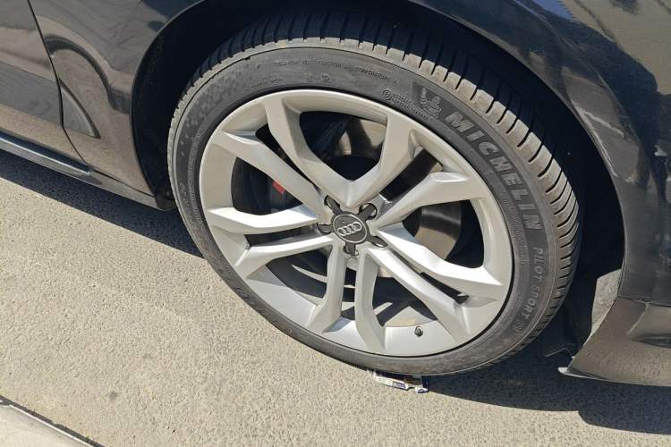 Used Audi A8 2011 A8L 3.0 TFSI quattro Comfort model (213kW) Right Front Wheel Hub