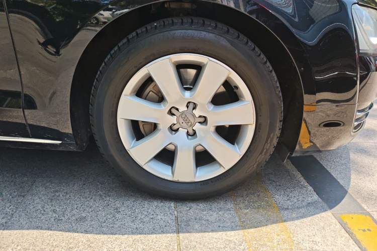 Used Audi A8 2011 A8L 3.0 TFSI quattro Comfort model (213kW) Right Front Wheel Hub
