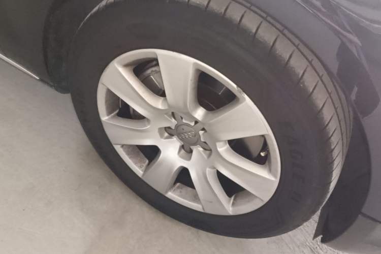 Used Audi A8  Right Front Wheel Hub