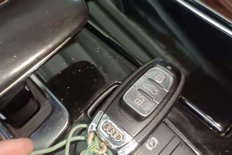 Used Audi A8  Vehicle Key
