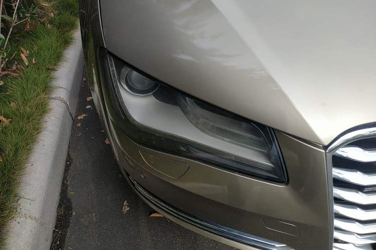 Used Audi A8 2011 A8L 3.0 TFSI quattro Comfort model (213kW) Right Front Headlight