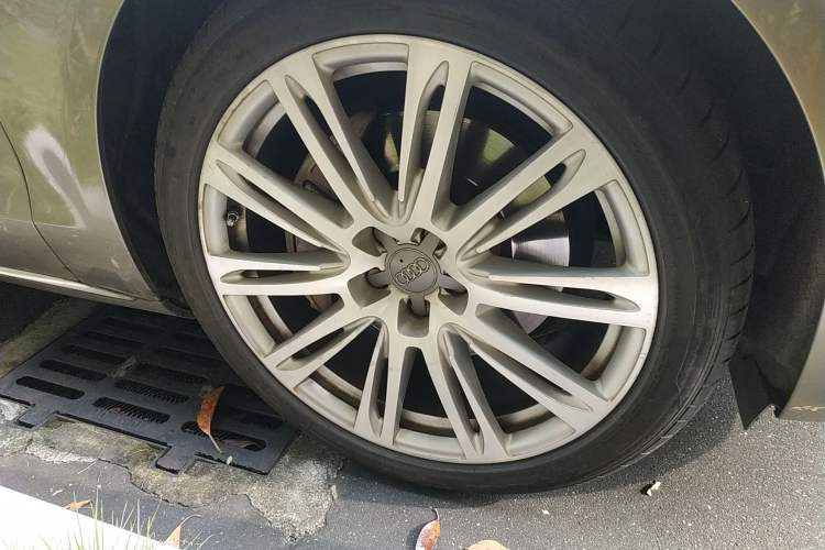 Used Audi A8 2011 A8L 3.0 TFSI quattro Comfort model (213kW) Right Front Wheel Hub
