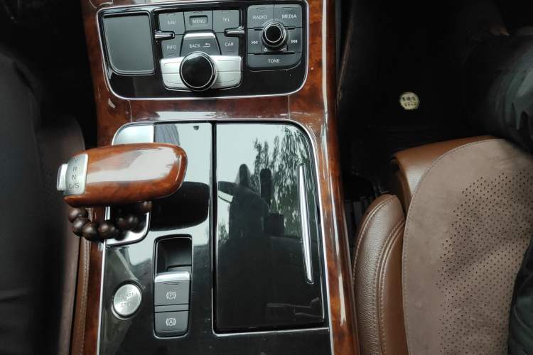Used Audi A8 2011 A8L 3.0 TFSI quattro Comfort model (213kW) Gear Lever