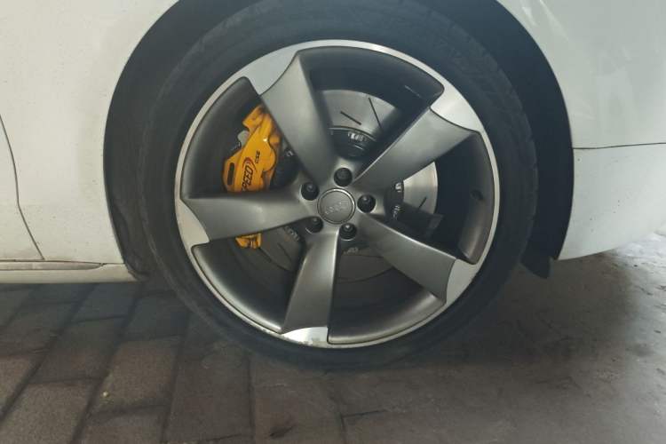 Used Audi A8 2011 A8L 3.0 TFSI quattro Luxury Edition (213kW) Right Front Wheel Hub
