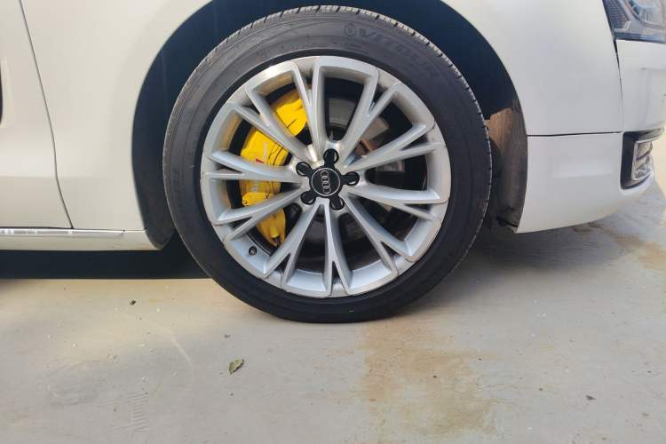 Used Audi A8 2011 A8L 3.0 TFSI quattro Comfort model (213kW) Right Front Wheel Hub