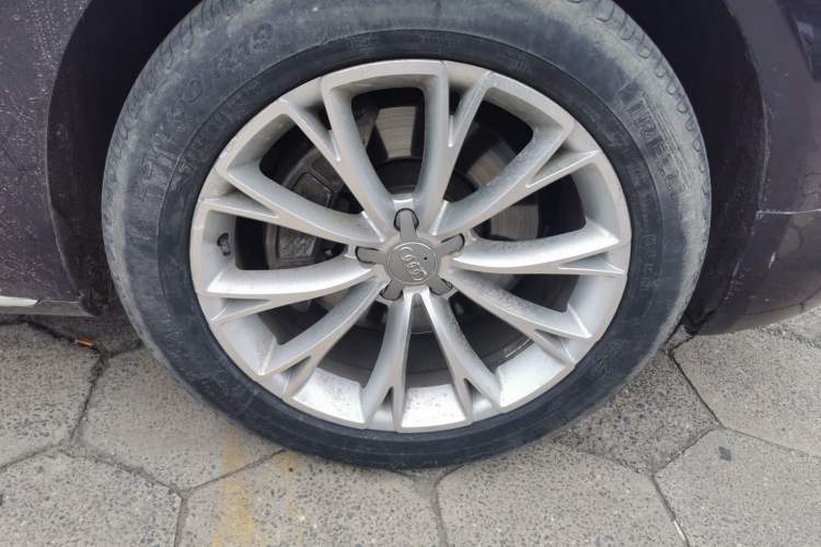 Used Audi A8 2012 A8L 45 TFSI quattro Luxury Model Right Front Wheel Hub