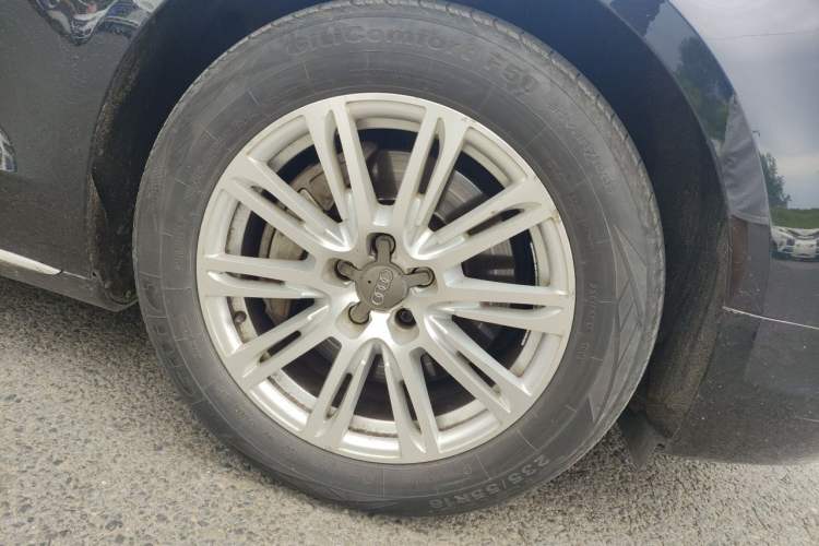 Used Audi A8 2012 A8L 45 TFSI quattro Comfort model Right Front Wheel Hub