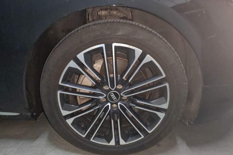 Used Audi A8 2012 A8L 45 TFSI quattro Comfort model Right Front Wheel Hub