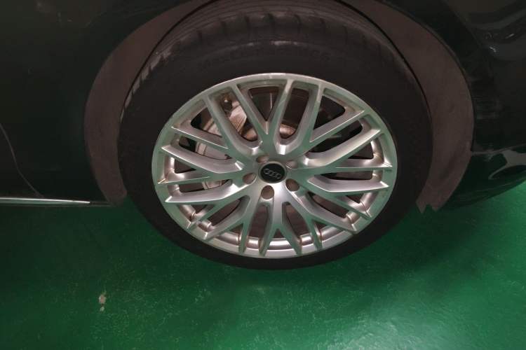 Used Audi A8 2012 A8L 45 TFSI quattro Comfort model Right Front Wheel Hub