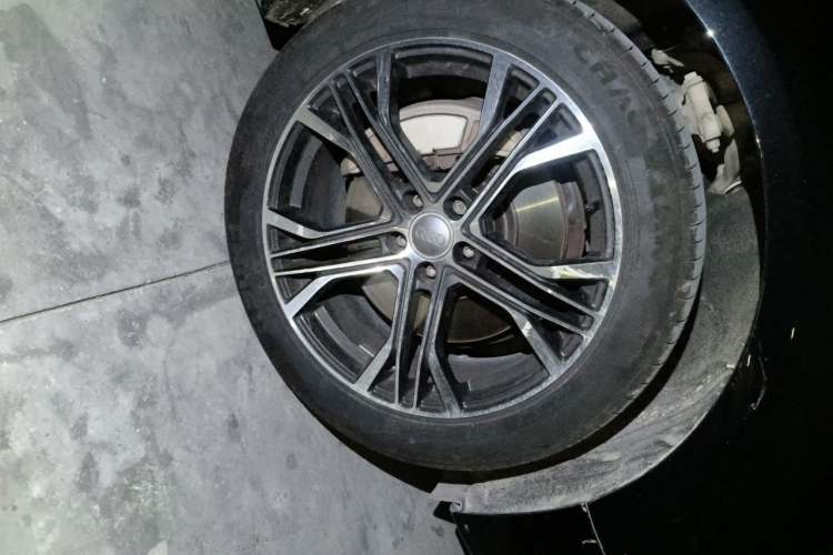 Used Audi A8 2012 A8L 45 TFSI quattro Comfort model Right Front Wheel Hub