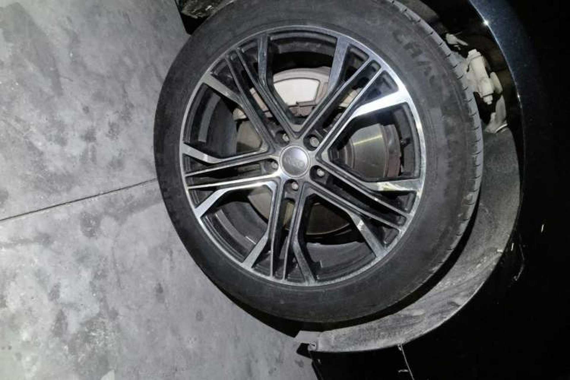 Used Audi A8 2012 A8L 45 TFSI quattro Comfort model Right Front Wheel Hub