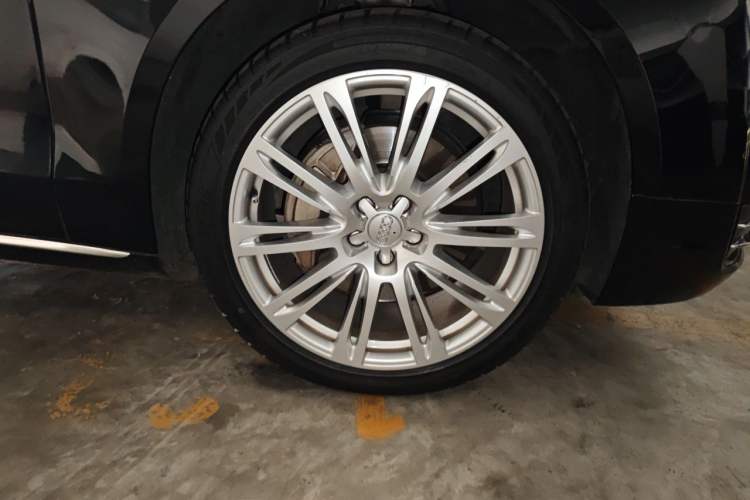 Used Audi A8 2012 A8L 45 TFSI quattro Luxury Model Right Front Wheel Hub