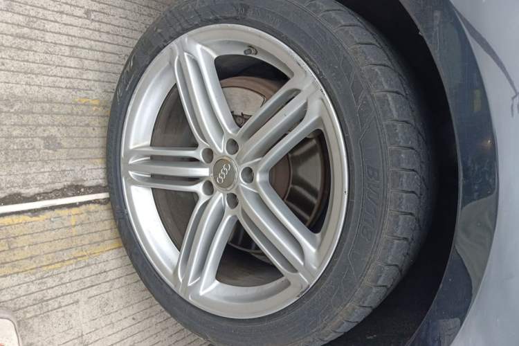 Used Audi A8 2012 A8L 45 TFSI quattro Comfort model Right Front Wheel Hub