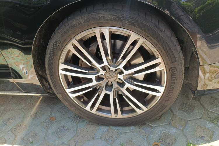 Used Audi A8 2012 A8L 50 TFSI quattro Comfort model Right Front Wheel Hub