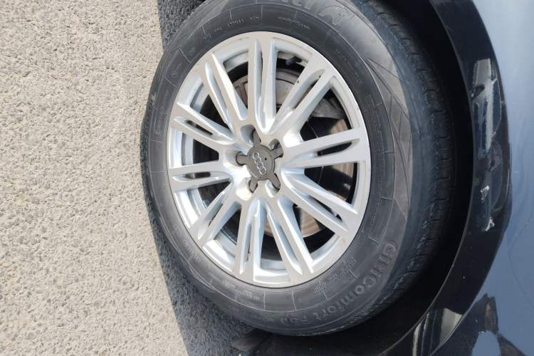Used Audi A8 2012 A8L 45 TFSI quattro Comfort model Right Front Wheel Hub