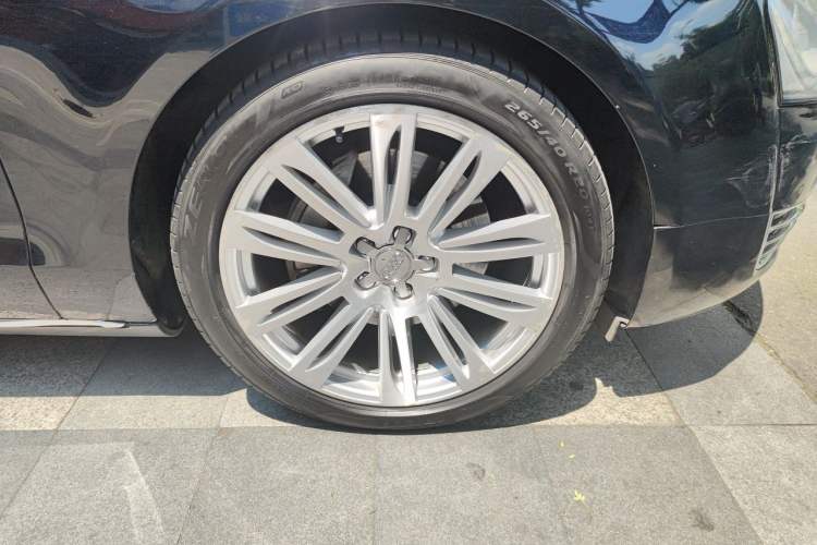 Used Audi A8 2012 A8L 45 TFSI quattro Luxury Model Right Front Wheel Hub