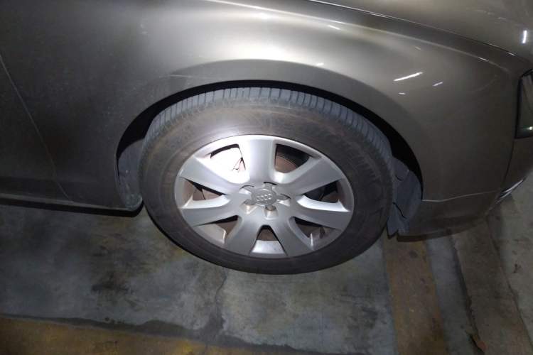 Used Audi A8 2012 A8L 45 TFSI quattro Comfort model Right Front Wheel Hub