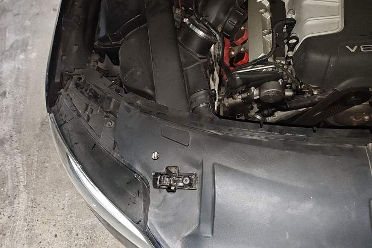 Used Audi A8 2013 A8L 50 TFSI quattro Comfort model Engine Bay Right