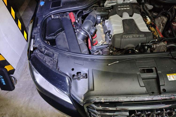 Used Audi A8 2013 A8L 45 TFSI quattro Comfort model Engine Bay Right