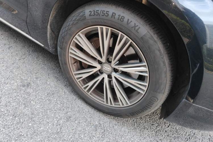 Used Audi A8 2013 A8L 45 TFSI quattro Comfort model Right Front Wheel Hub