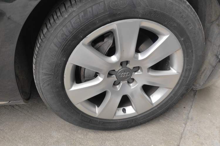 Used Audi A8 2013 A8L 45 TFSI quattro Comfort model Right Front Wheel Hub