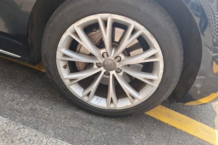 Used Audi A8 2013 A8L 45 TFSI quattro Comfort model Right Front Wheel Hub