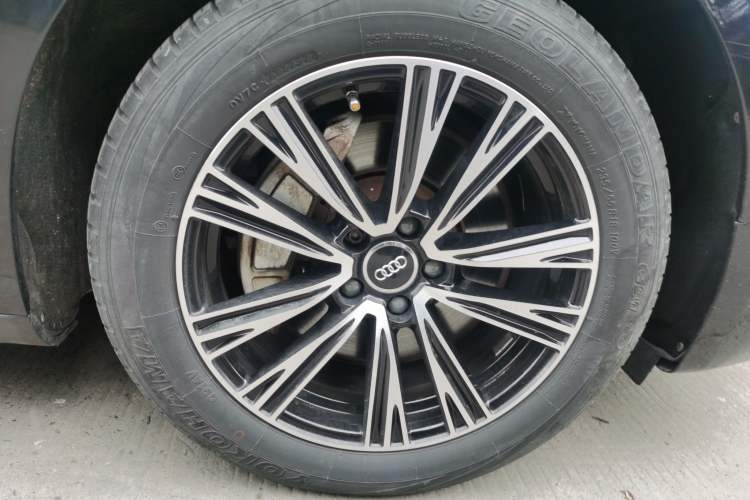 Used Audi A8 2013 A8L 45 TFSI quattro Comfort model Right Front Wheel Hub