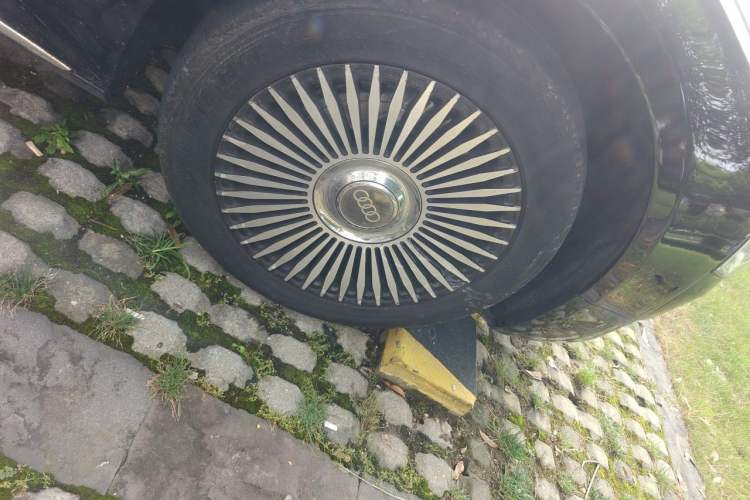 Used Audi A8 2013 A8L 45 TFSI quattro Comfort model Right Front Wheel Hub