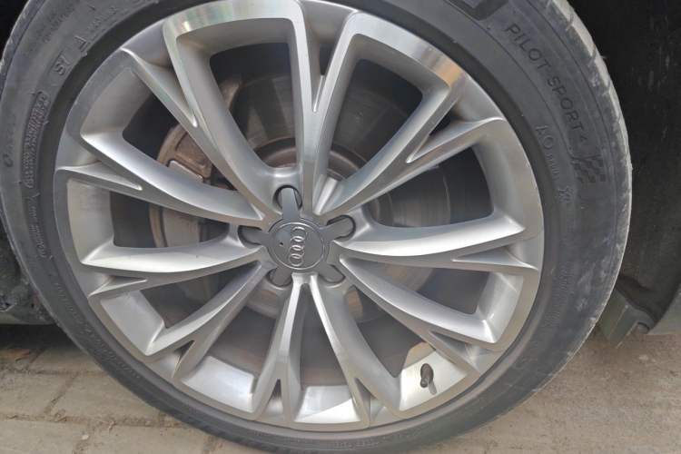 Used Audi A8 2013 A8L 45 TFSI quattro Comfort model Right Front Wheel Hub