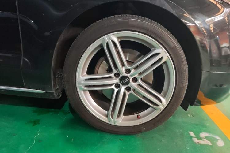 Used Audi A8 2013 A8L 45 TFSI quattro Comfort model Right Front Wheel Hub